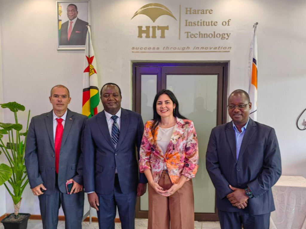 Susellys Perez Mesa Visita Instituto HIT 1