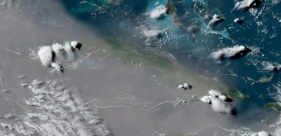 El polvo del desierto del Sahara influyó en el verano. Imagen del satélite GOES-East, 24 junio 2020/NOAA.