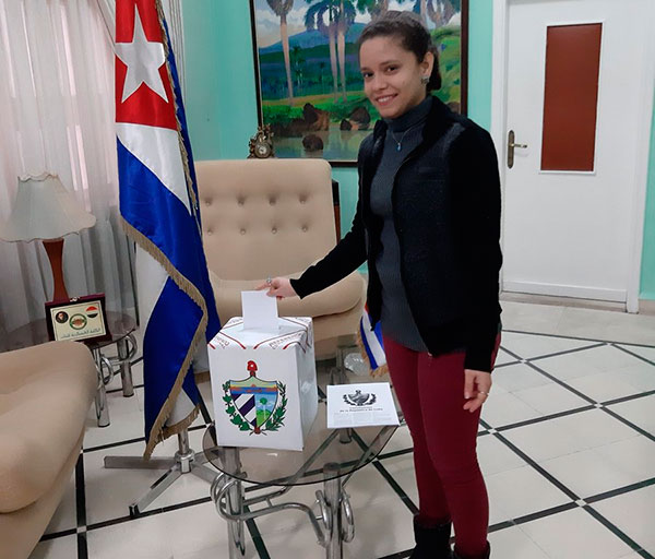Cubanos de misión en el exterior participan en referendo constitucional