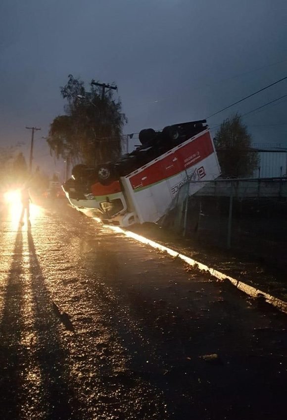 Carro volcado en Los Ángeles, Chile