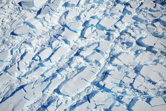 Un glaciar muy arrugado fluye hacia el oeste desde la meseta de Dyer, en la Antártida, en noviembre de 2017. Foto: NASA/Digital Mapping System. Un glaciar muy arrugado fluye hacia el oeste desde la meseta de Dyer, en la Antártida, en noviembre de 2017. Foto: NASA/Digital Mapping System.