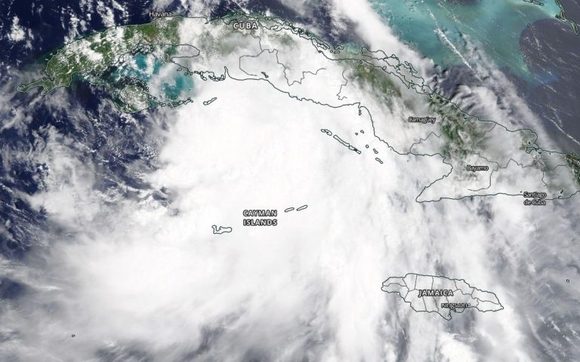 A la 1:30 p. m. EDT del 24 de agosto, el satélite Terra proporcionó esta imagen visible de la tormenta tropical Laura localizada al sur de la isla de Cuba/NASA Worldview.