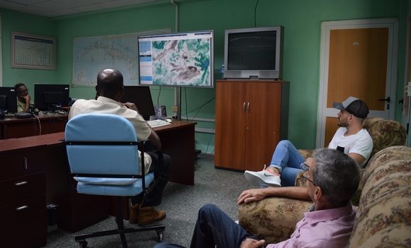Durante la discusión del pronóstico. Foto: Danier Ernesto González. Durante la discusión del pronóstico. Foto: Danier Ernesto González.