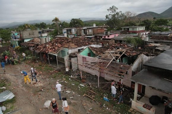 Una tormenta severa afectó viviendas en Entronque de Guasimal el 25 de mayo. Foto: Radio Sancti Spíritus.
