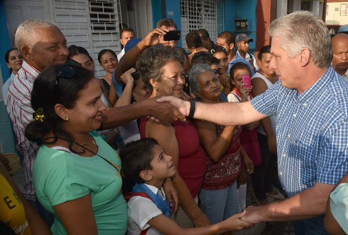 Díaz-Canel Bermúdez, comparte con los pobladores de Granma