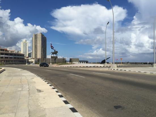 Cierre de la Avenida Malecón los fines de semana