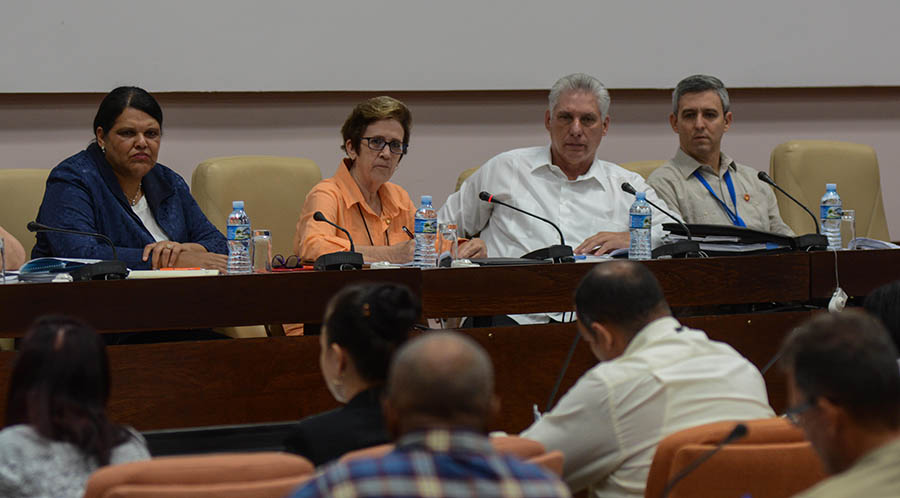 Asiste Díaz-Canel a sesión de comisión parlamentaria de Atención a los servicios