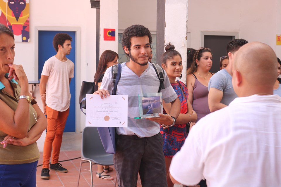 Premian a ganadores del concurso Jóvenes en el lente