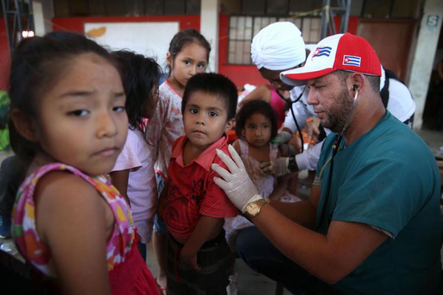 Médicos cubanos atendiendo pacientes