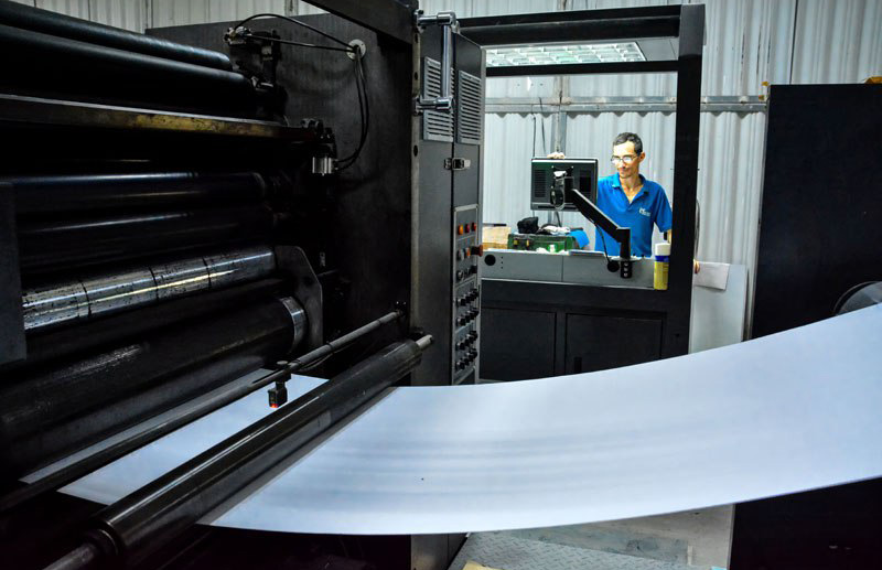 La instalación de una moderna tecnología en el Poligráfico de Holguín General José Miró Argenter permitirá la impresión a color de la prensa nacional para el oriente cubano. Foto: Juan Pablo Carreras/ACN. La instalación de una moderna tecnología en el Poligráfico de Holguín General José Miró Argenter permitirá la impresión a color de la prensa nacional para el oriente cubano. Foto: Juan Pablo Carreras/ACN.