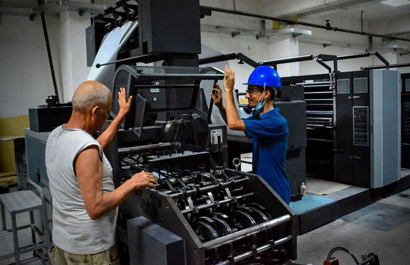 La instalación de una moderna tecnología en el Poligráfico de Holguín General José Miró Argenter permitirá la impresión a color de la prensa nacional para el oriente cubano. Foto: Juan Pablo Carreras/ACN. La instalación de una moderna tecnología en el Poligráfico de Holguín General José Miró Argenter permitirá la impresión a color de la prensa nacional para el oriente cubano. Foto: Juan Pablo Carreras/ACN.