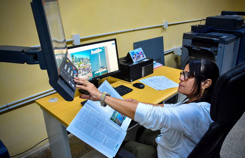 La instalación de una moderna tecnología en el Poligráfico de Holguín General José Miró Argenter permitirá la impresión a color de la prensa nacional para el oriente cubano. Foto: Juan Pablo Carreras/ACN. La instalación de una moderna tecnología en el Poligráfico de Holguín General José Miró Argenter permitirá la impresión a color de la prensa nacional para el oriente cubano. Foto: Juan Pablo Carreras/ACN.