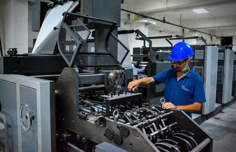 La instalación de una moderna tecnología en el Poligráfico de Holguín General José Miró Argenter permitirá la impresión a color de la prensa nacional para el oriente cubano. Foto: Juan Pablo Carreras/ACN. La instalación de una moderna tecnología en el Poligráfico de Holguín General José Miró Argenter permitirá la impresión a color de la prensa nacional para el oriente cubano. Foto: Juan Pablo Carreras/ACN.