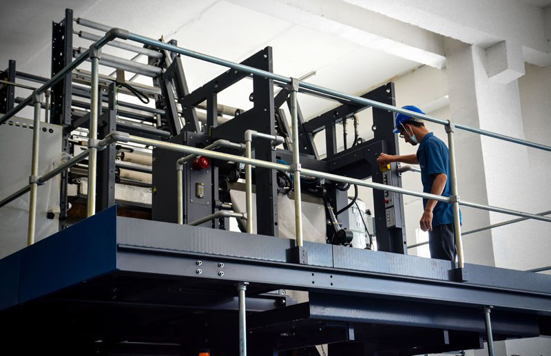 La instalación de una moderna tecnología en el Poligráfico de Holguín General José Miró Argenter permitirá la impresión a color de la prensa nacional para el oriente cubano. Foto: Juan Pablo Carreras/ACN. La instalación de una moderna tecnología en el Poligráfico de Holguín General José Miró Argenter permitirá la impresión a color de la prensa nacional para el oriente cubano. Foto: Juan Pablo Carreras/ACN.