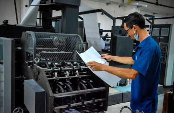 La instalación de una moderna tecnología en el Poligráfico de Holguín General José Miró Argenter permitirá la impresión a color de la prensa nacional para el oriente cubano. Foto: Juan Pablo Carreras/ACN. La instalación de una moderna tecnología en el Poligráfico de Holguín General José Miró Argenter permitirá la impresión a color de la prensa nacional para el oriente cubano. Foto: Juan Pablo Carreras/ACN.