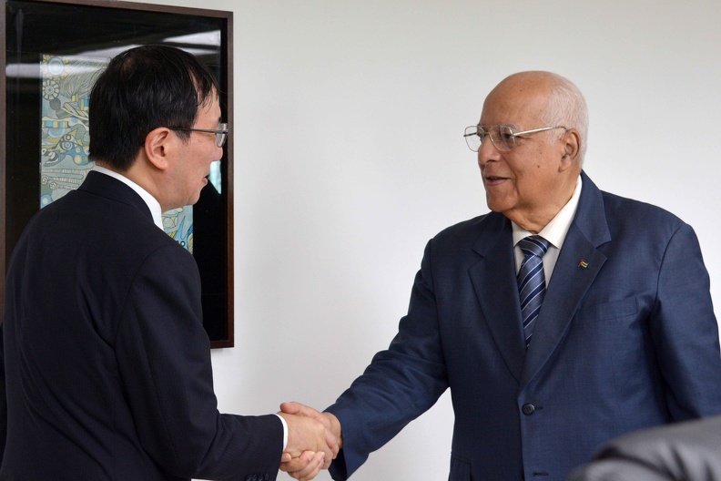 Ricardo Cabrisas Ruiz y el ministro adjunto principal para Asuntos Exteriores de Japón, Kazuyuki Yamazaki,
