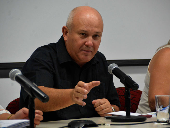 Recorre vicepresidente instalaciones de la Industria Alimentaria en Santiago de Cuba