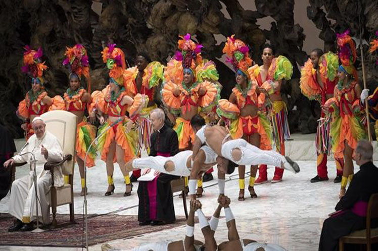 El Papa Francisco disfrutando de la actuación de artistas circenses cubanos