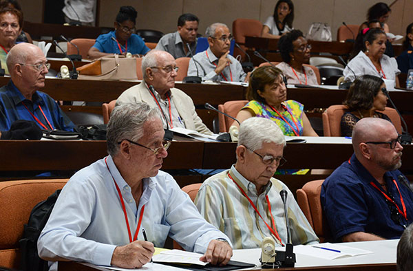 Asiste Díaz-Canel a clausura del Simposio Internacional sobre la Revolución cubana