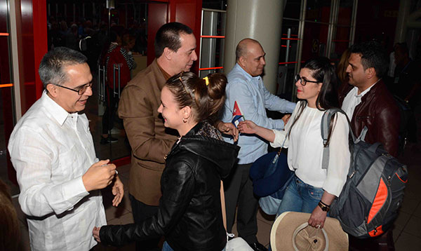 En suelo patrio segundo grupo de colaboradores cubanos en Bolivia En suelo patrio segundo grupo de colaboradores cubanos en Bolivia