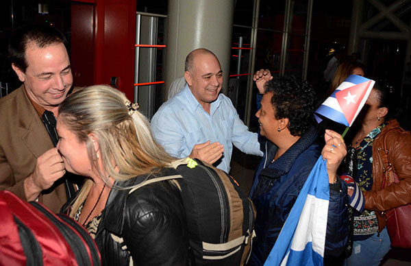 En suelo patrio segundo grupo de colaboradores cubanos en Bolivia En suelo patrio segundo grupo de colaboradores cubanos en Bolivia