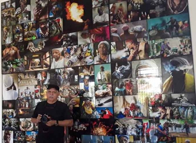 Roberto Chile y su mural fotográfico sbre religiones afrocubanas