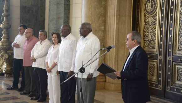 Durante la ceremonia donde los 17 integrantes de la Comisión Electoral Nacional tomaron posesión de sus cargos. Foto: Ariel Ley Royero/ ACN/ Cubadebate