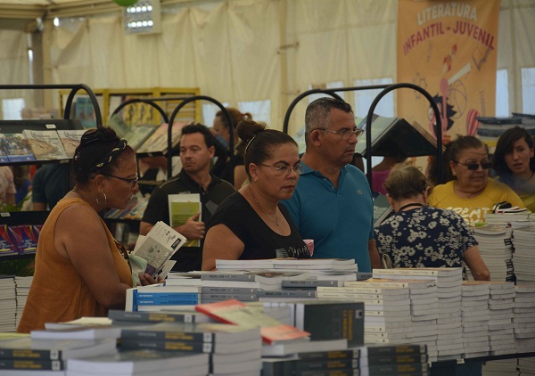 Feria del Libro hoy: más premios literarios, presentaciones de libro y conversatorios