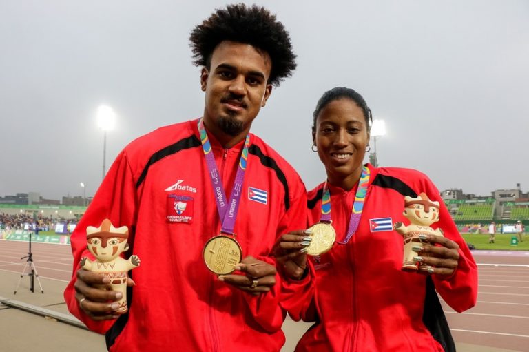 En Cuba, la formación de atletas con discapacidad comienza también desde la pirámide. Omara Durand, de Cuba, y su guía Yuniol Kindelán, celebran su medalla de oro en los VI Juegos Parapanamericanos de Lima.