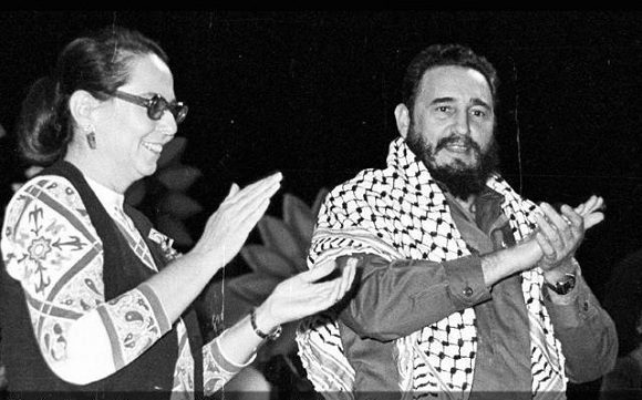Fidel junto a Vilma Espín durante el acto de clausura del II Congreso de la Federación de Mujeres Cubanas (FMC), el 29 de noviembre de 1974. Foto: Liborio Noval / Sitio Fidel Soldado de las Ideas.