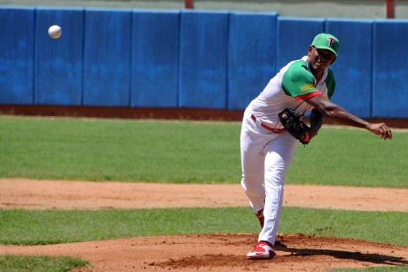 La faena monticular del experimentado Yoalkis Cruz fue crucial en el triunfo de Las Tunas sobre Holguín. Foto Rey López/periódico 26