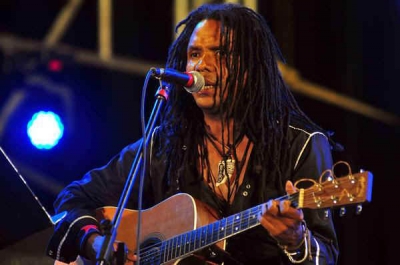 Raúl Torres le canta a América Latina