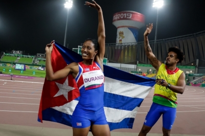 Las medallas de oro de Omara Durand, Leinier Savón y Ulicer Aguilera dieron buen arranque al atletismo cubano en los VI Juegos Parapanamericanos, con asiento en Lima.  Durand elevó a cinco las medallas de oro de Cuba este sábado, al correr los 200 metros de la categoría T12 (débiles visuales profundos) en 23.67 segundos. Según ella se trató de una marca «muy buena de acuerdo a la preparación realizada para llegar aquí».  La recordista mundial de esa distancia, con tiempo de 23.03 segundos, aseguró además que el frío de esta noche «ha sido el más intenso en toda mi carrera, pero pudimos sobreponernos y correr como siempre por el mejor registro».  Acompañada por su guía Yuniol Kindelán, la santiaguera admitió sentirse bien para alcanzar los primeros puestos en 100 y 400 metros, lo que le daría un trío dorado como en Río de Janeiro 2007 y Toronto 2015.