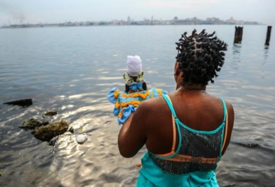 Creyente frente al mar demostrando culto a Yemayá