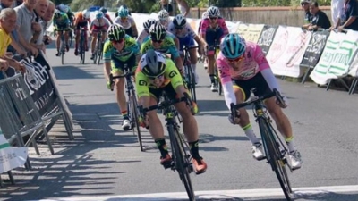 Arlenis, (derecha), viva imagen de lucha sea cual sea la circunstancia de carrera que enfrente. en el sprint final del Giro a la Toscana, Italia Arlenis, (derecha), viva imagen de lucha sea cual sea la circunstancia de carrera que enfrente. en el sprint final del Giro a la Toscana, Italia