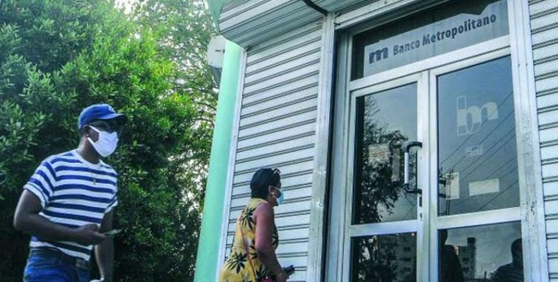 Población cubana accediendo al banco