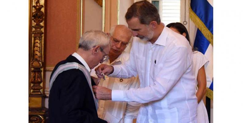 Condecora rey Felipe VI a historiador de La Habana, Eusebio Leal.