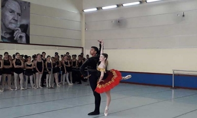 Estudiantes y maestros de ballet de academias