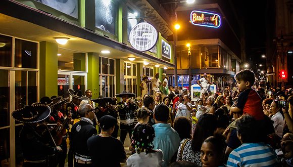 Cientos de personas fueron a presenciar y disfrutar del renovado boulevard de San Rafael. Foto: Abel Padrón Padilla/Cubadebate.