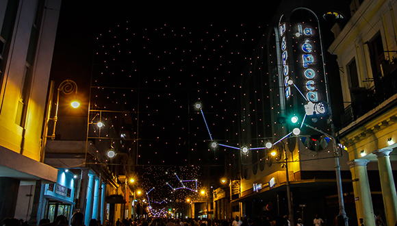 Constelaciones de “Planetario” iluminan la calle habanera Galiano Constelaciones de “Planetario” iluminan la calle habanera Galiano