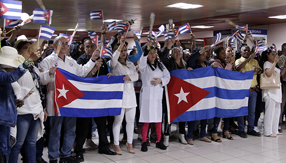Tras el arribo del segundo vuelo de internacionalistas desde Bolivia. Foto: Abel Padrón Padilla/ Cubadebate