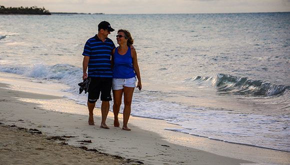 Turistas disfrutan de un paseo por la playa en Cayo Coco. Foto: Abel Padrón Padilla/Cubadebate