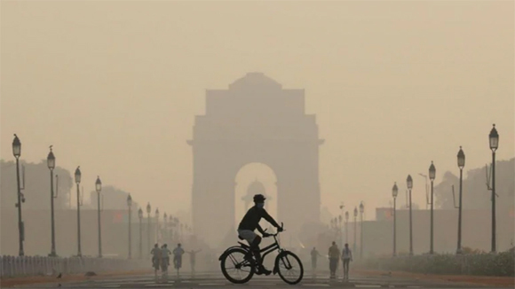 La contaminación del aire causa siete millones de muertes anualmente en todo el mundo y cuesta más de 5 000 millones de dólares en pérdidas a nivel mundial, según un informe de la OMS en 2018. En contraste, cumplir con los objetivos del Acuerdo de París podría salvar alrededor de un millón de vidas anualmente para 2050 solo teniendo en cuenta la meta de reducir la contaminación del aire. La contaminación del aire causa siete millones de muertes anualmente en todo el mundo y cuesta más de 5 000 millones de dólares en pérdidas a nivel mundial, según un informe de la OMS en 2018. En contraste, cumplir con los objetivos del Acuerdo de París podría salvar alrededor de un millón de vidas anualmente para 2050 solo teniendo en cuenta la meta de reducir la contaminación del aire.