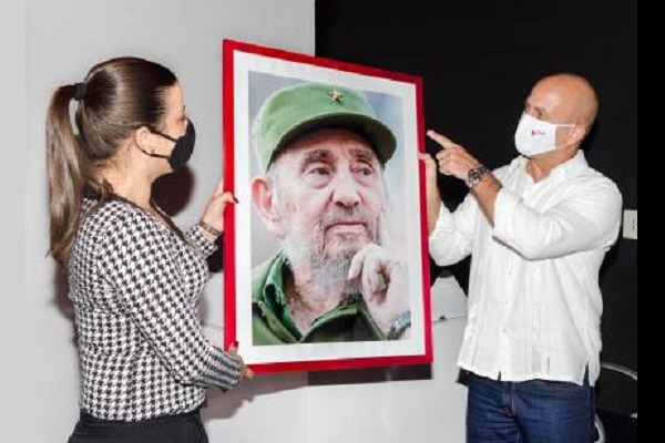  Aylín Álvarez García, segunda secretaria de la vanguardia política juvenil, entregó a Gerardo Hernández Nordelo un hermoso cuadro con una foto del líder de la Revolución Cubana.