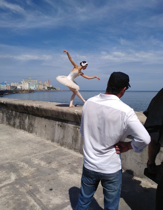 Para el director Jonal Cosculluela La Habana puede volar al compás de una bailarina. Foto: Del autor.