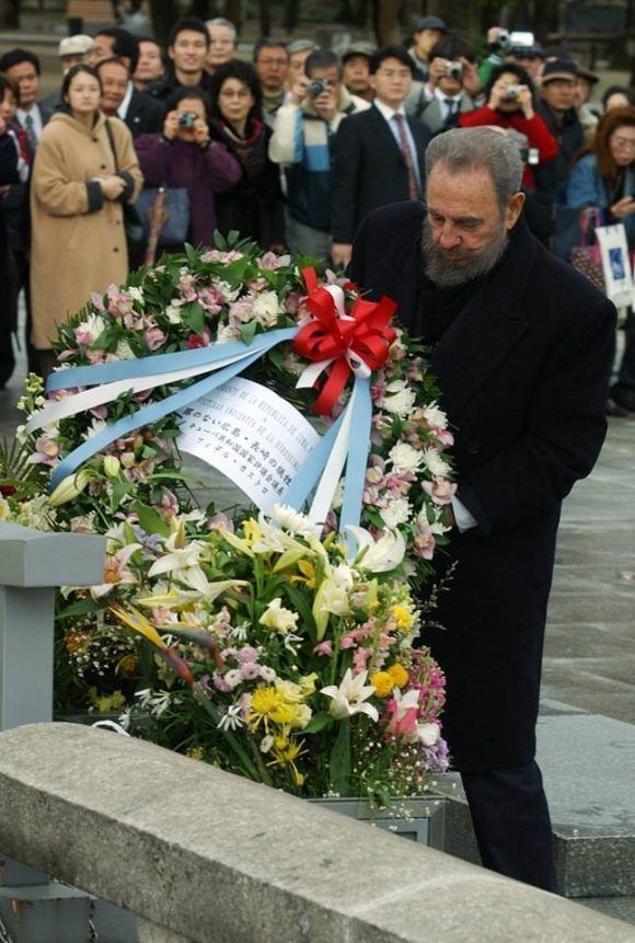 Fidel coloca ofrenda en homenaje a las víctimas del bombsrdeo nuclar en Hiroshima