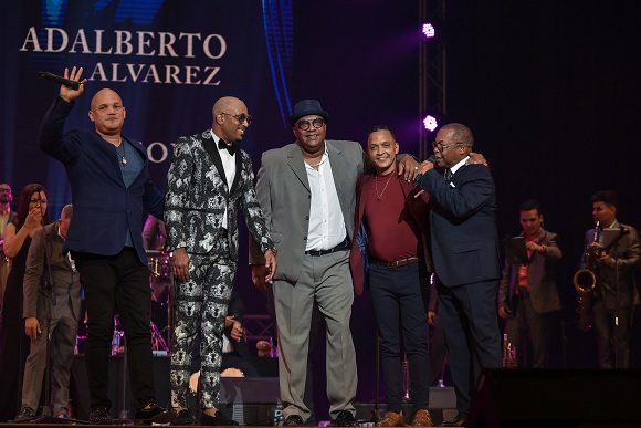 Los Van Van junto a Adalberto. Foto: Ariel Cecilio Lemus/Granma/Cubadebate.