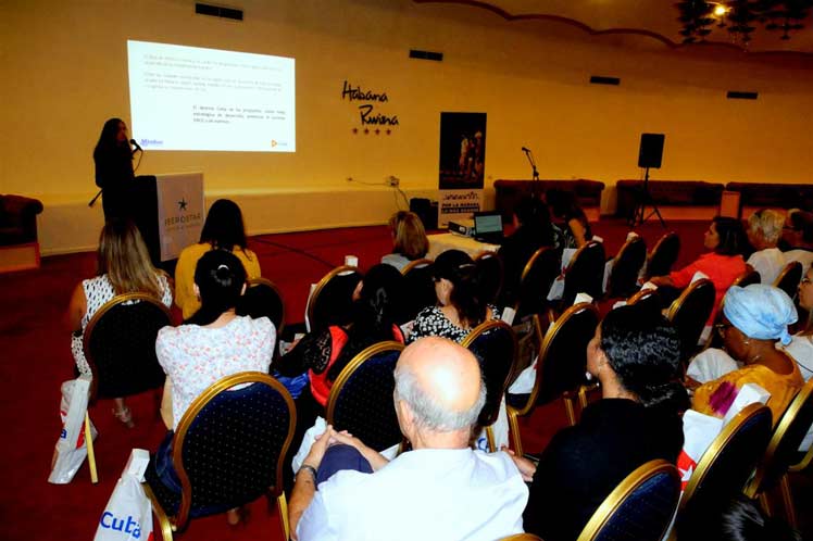 conferencia de prensa en el Salón Internacional del Hotel Riviera