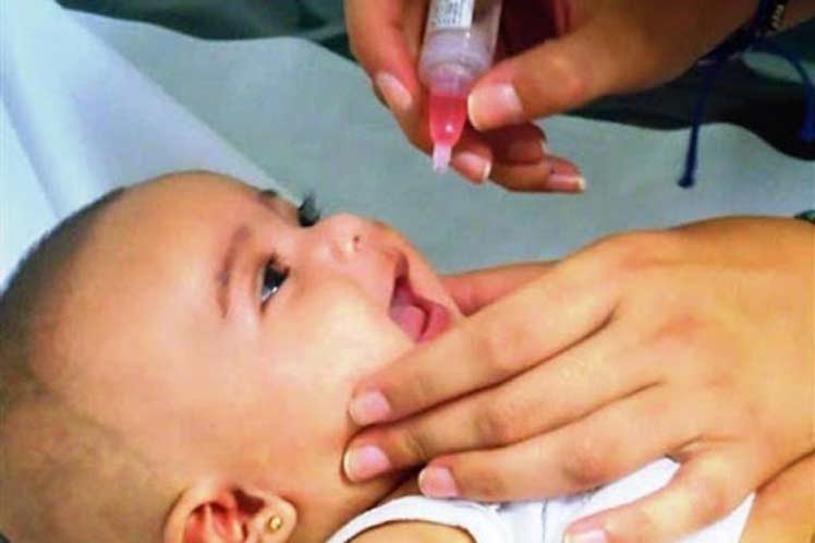 Niña cubana recibiendo vacuna antipolio