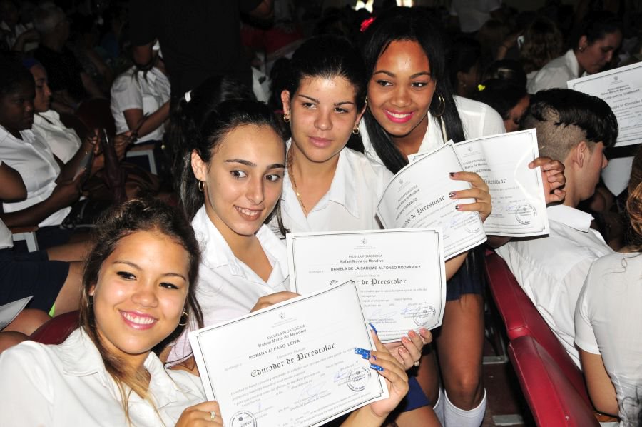Cuba graduó a cerca de 4 mil nuevos maestros